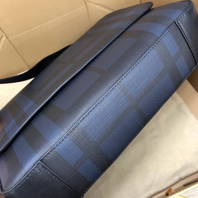 Burberry Check Print Sac messenger à rabat structuré 15
