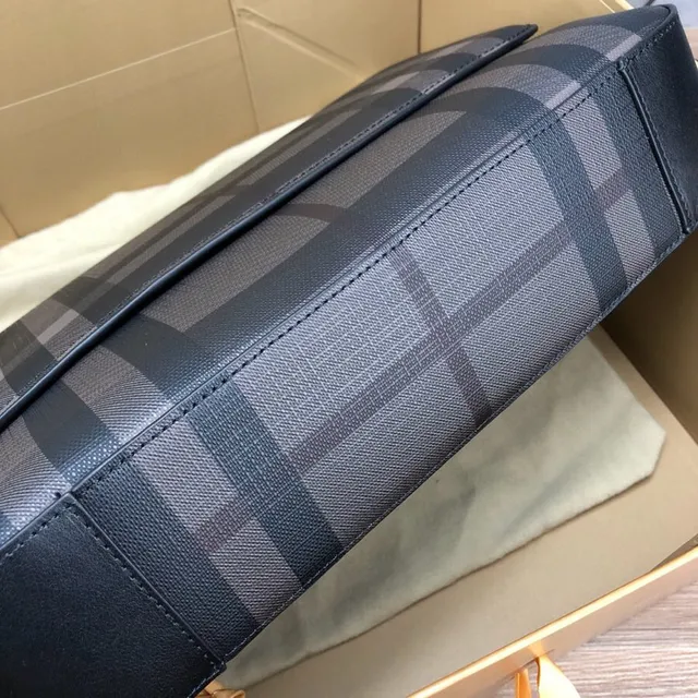 Burberry Check Print Sac messenger à rabat structuré 24