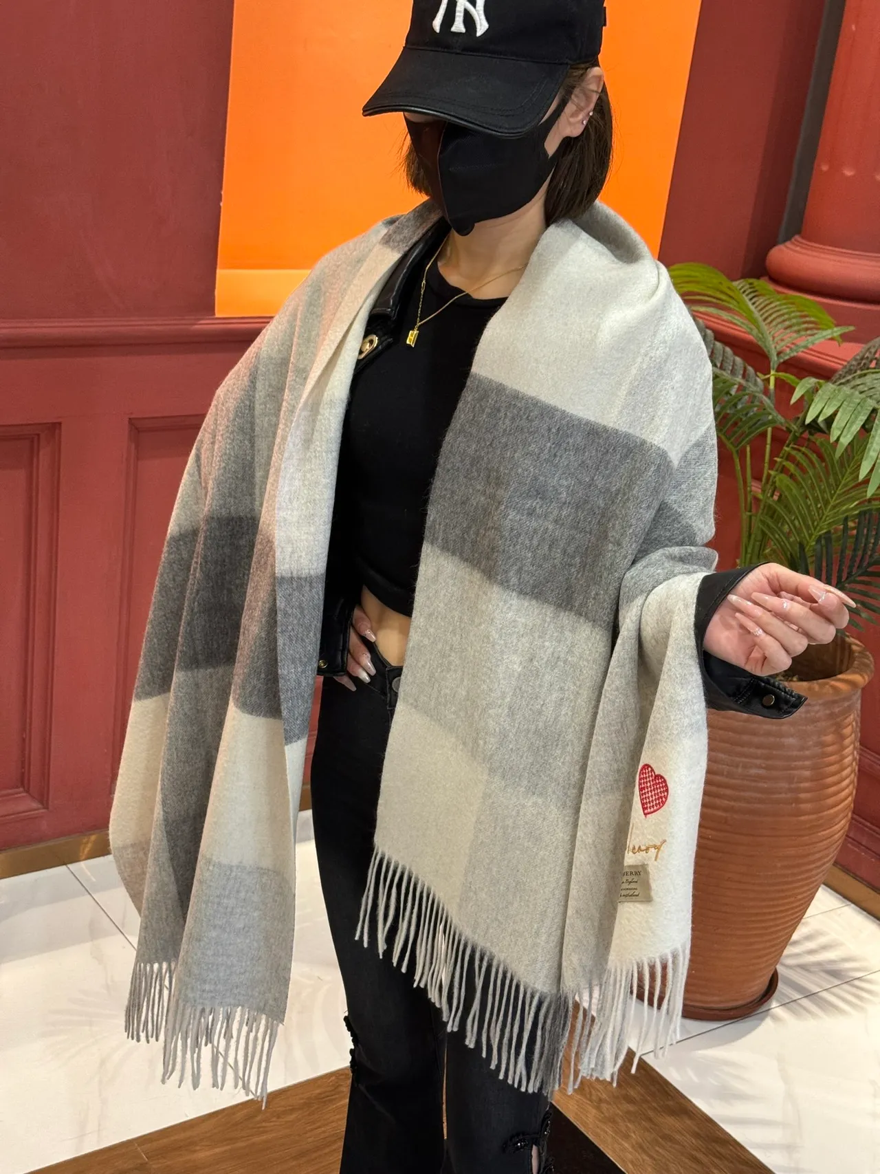 وشاح بيربري رمادي بيج كبير الحجم منقوش نسيج حافة فرنج صوف ميرينوش 2