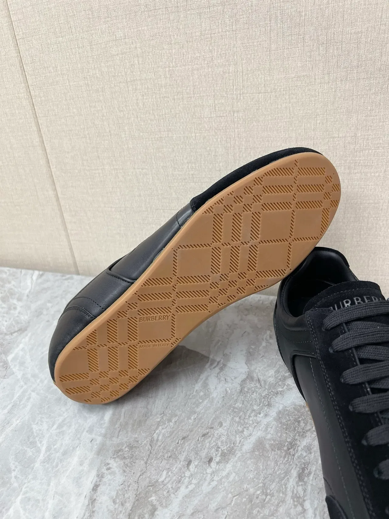 Burberry Knight Sneakers Lifestyle Cuir-Suede Noir 2