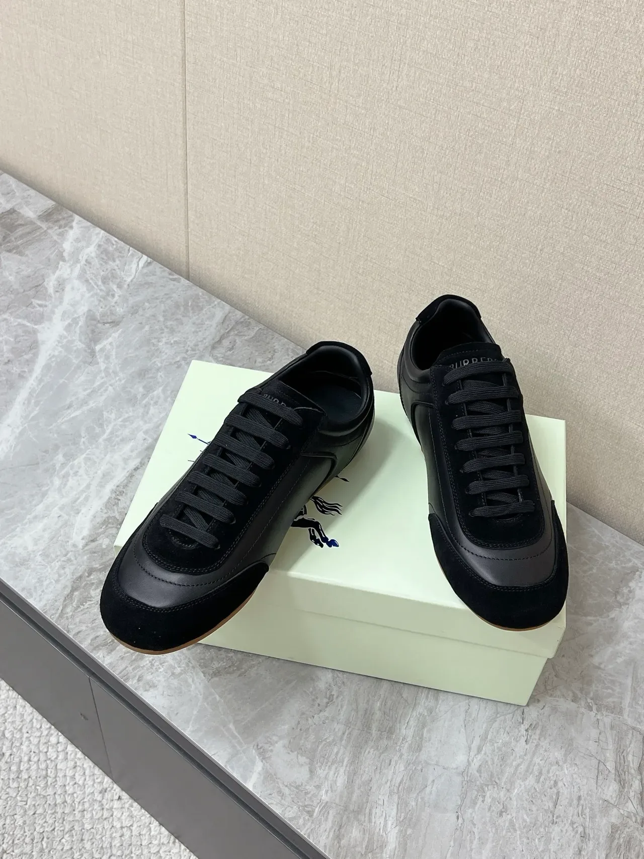 Burberry Knight Sneakers Lifestyle Cuir-Suede Noir 5