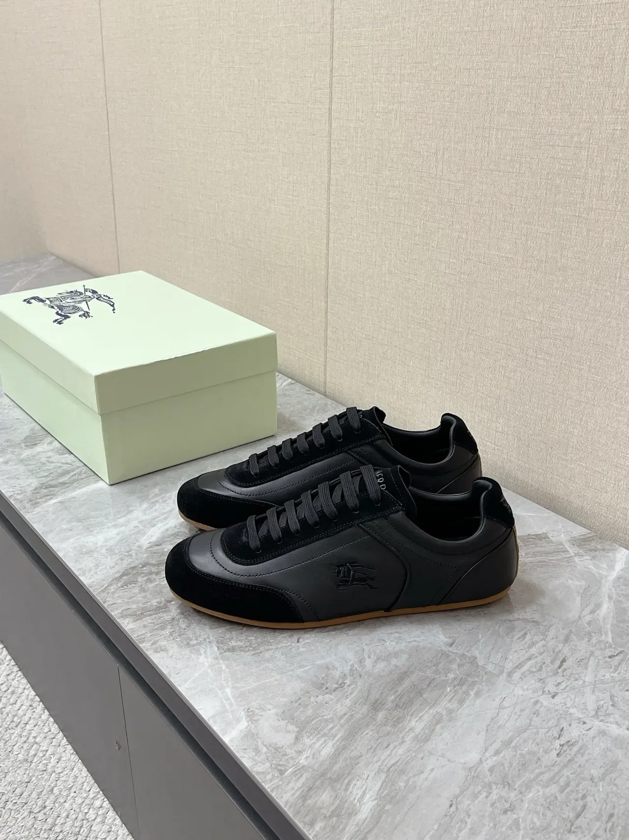 Burberry Knight Sneakers Lifestyle Cuir-Suede Noir 6