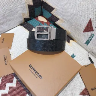 Burberry Knight উল্টানো যায় এমন ক্রক-এমবসড কালো চামড়ার বেল্ট