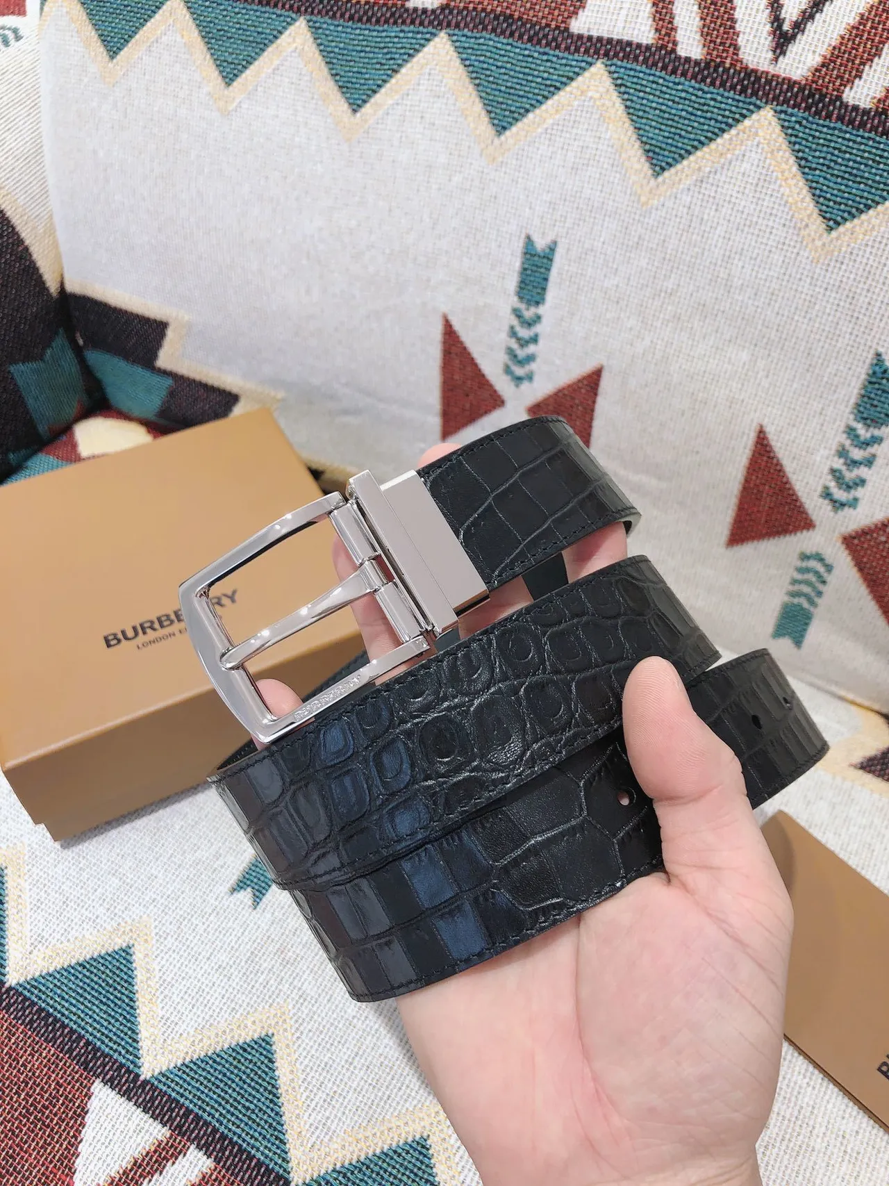 Burberry Knight Ceinture en cuir noir crocodile embossé réversible 2