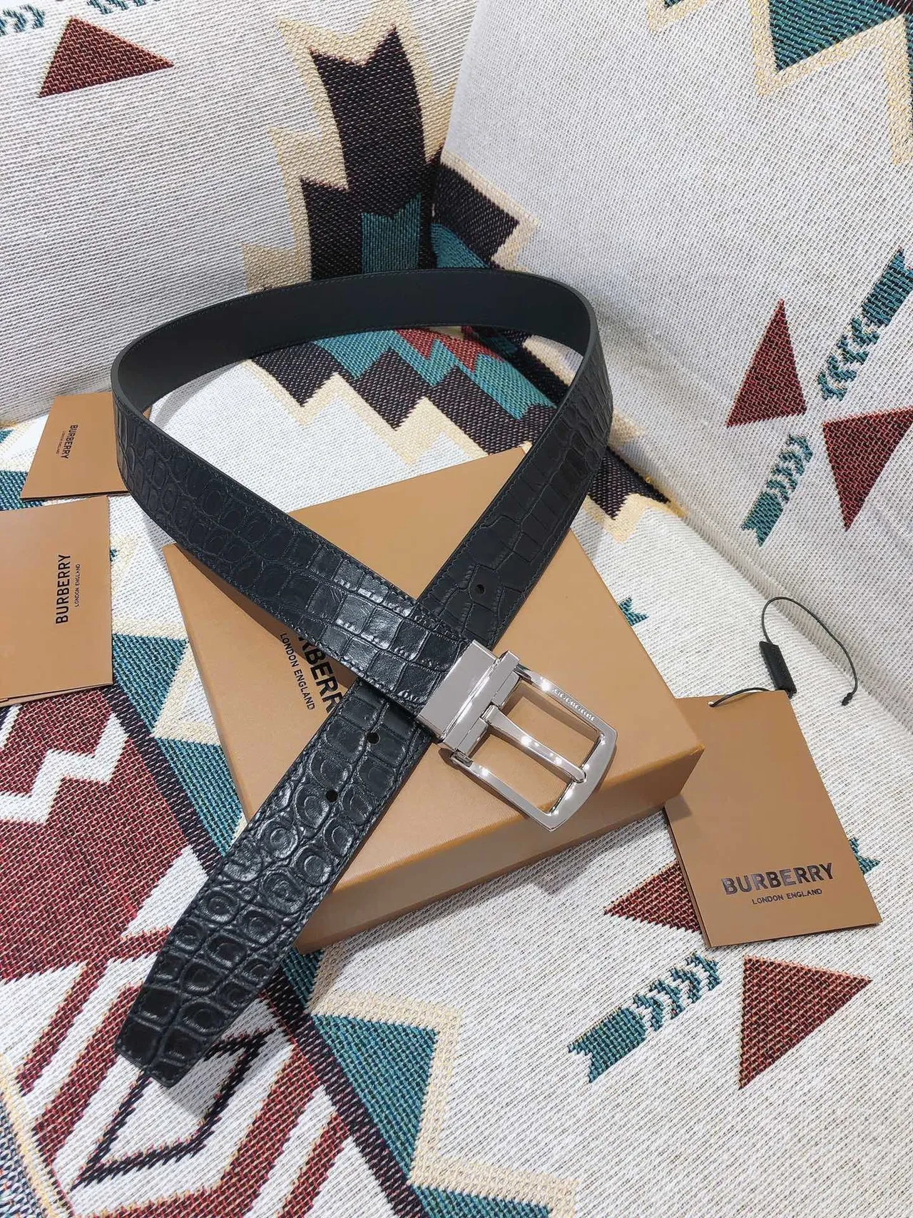 Burberry Knight Ceinture en cuir noir crocodile embossé réversible 3