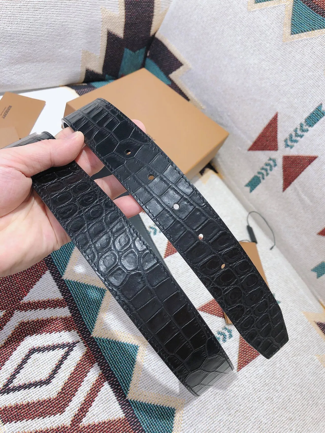 Burberry Knight Ceinture en cuir noir crocodile embossé réversible 4
