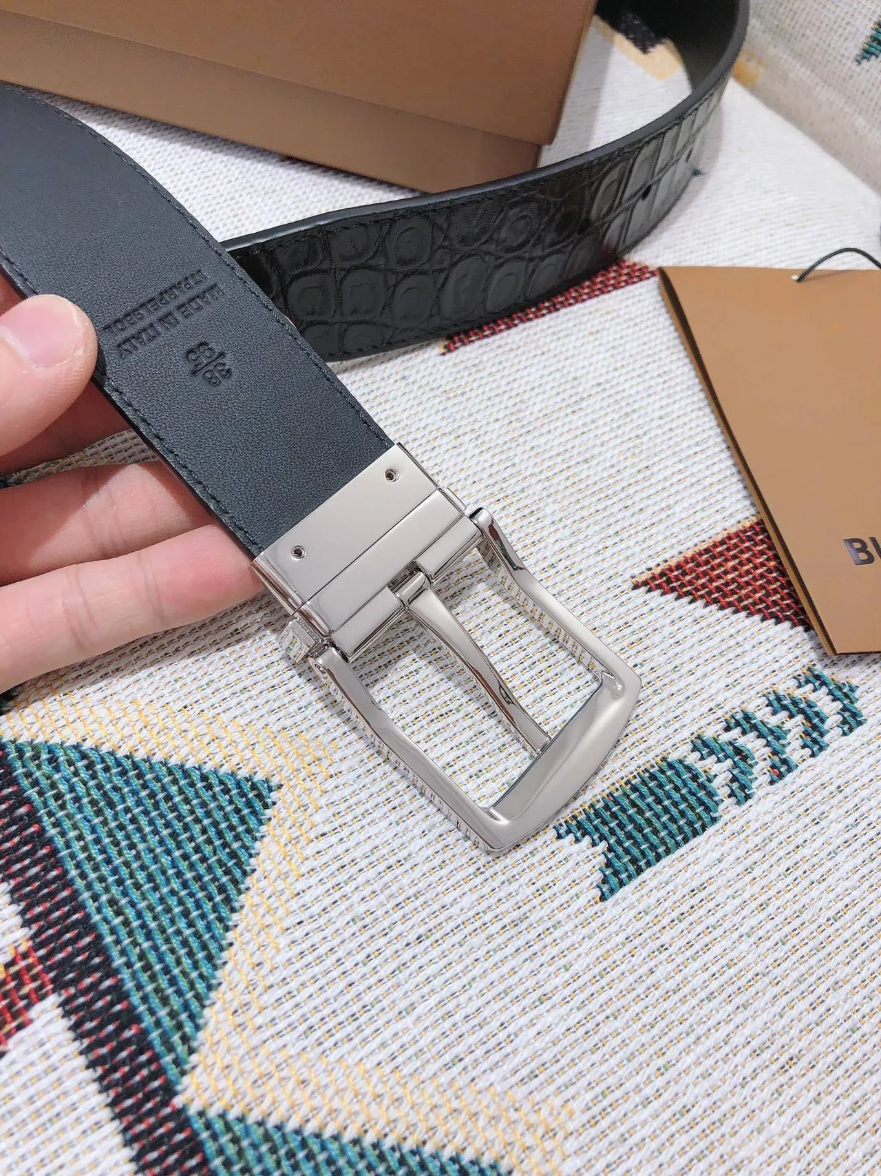 Burberry Knight Ceinture en cuir noir crocodile embossé réversible 5