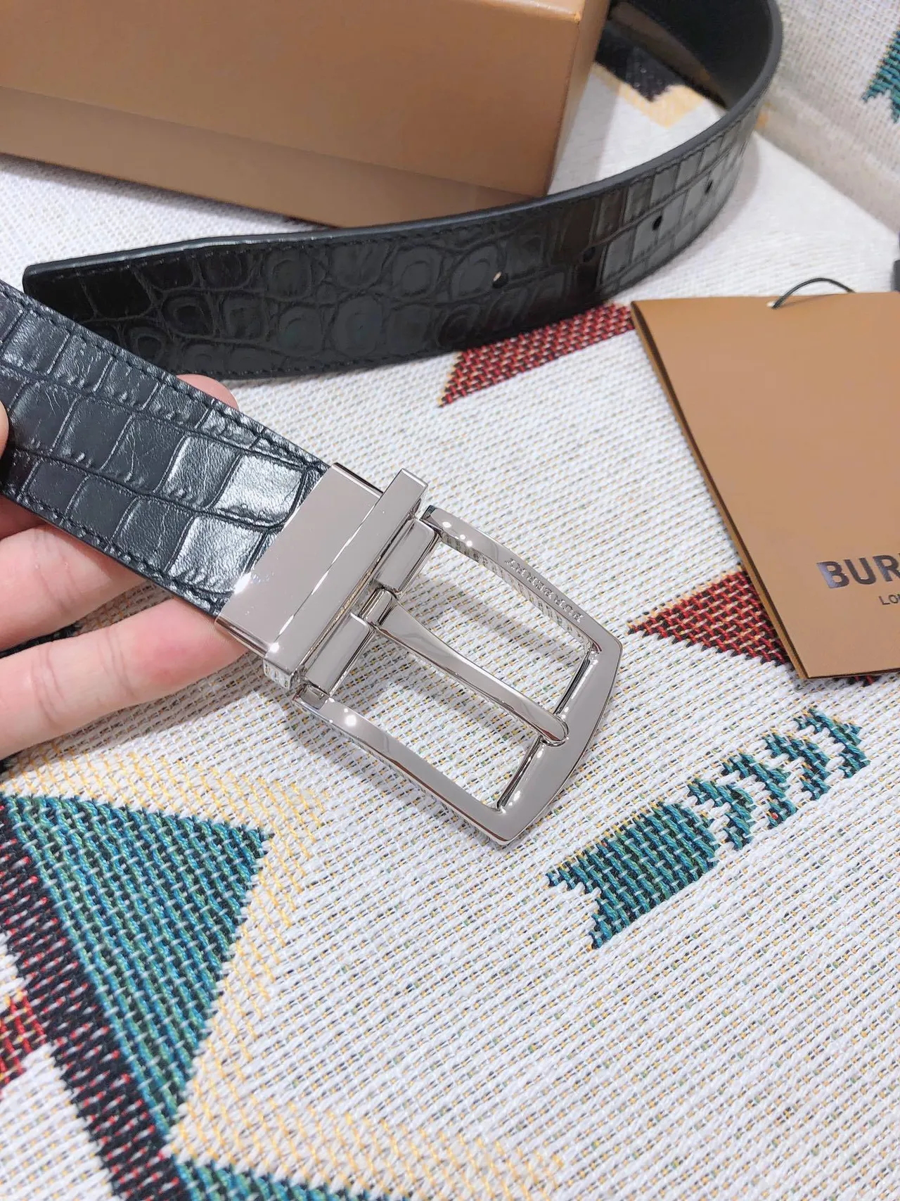 Burberry Knight Ceinture en cuir noir crocodile embossé réversible 6