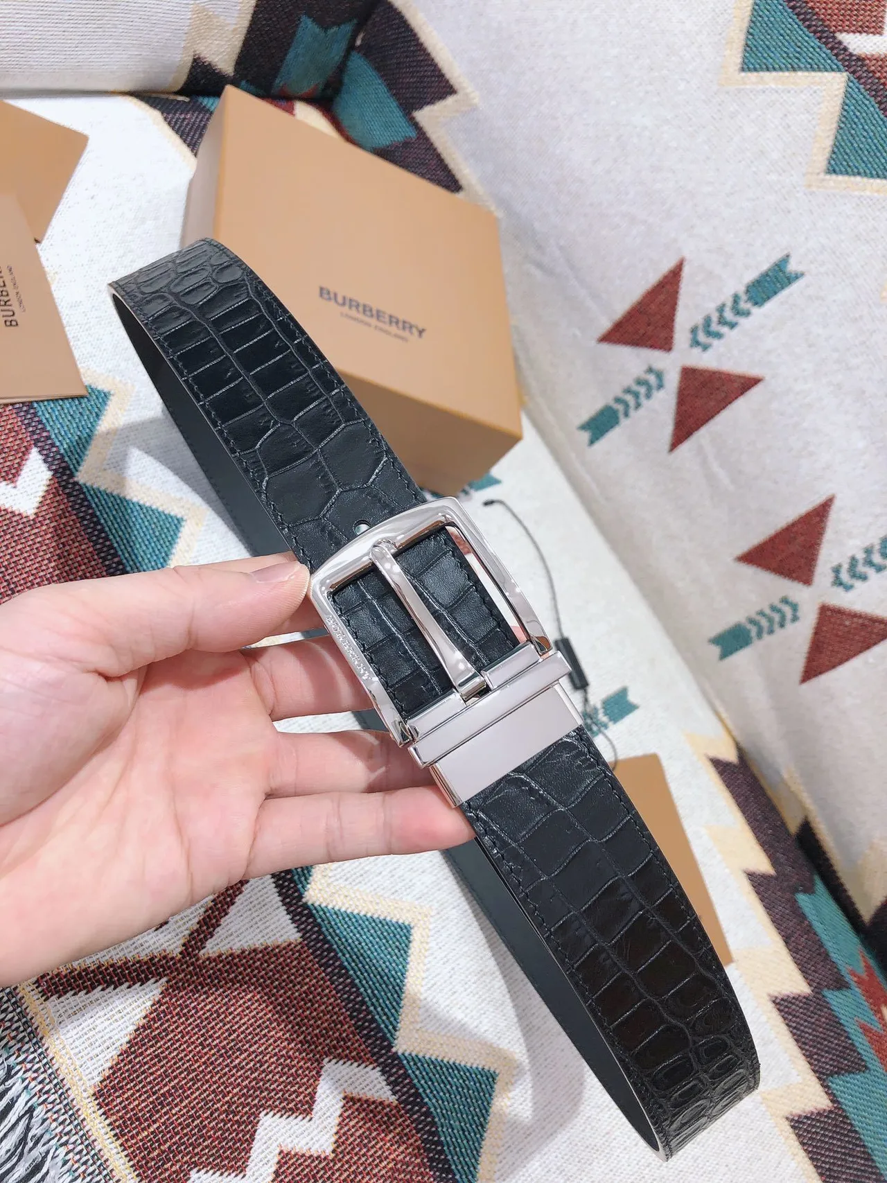 Burberry Knight Ceinture en cuir noir crocodile embossé réversible 7