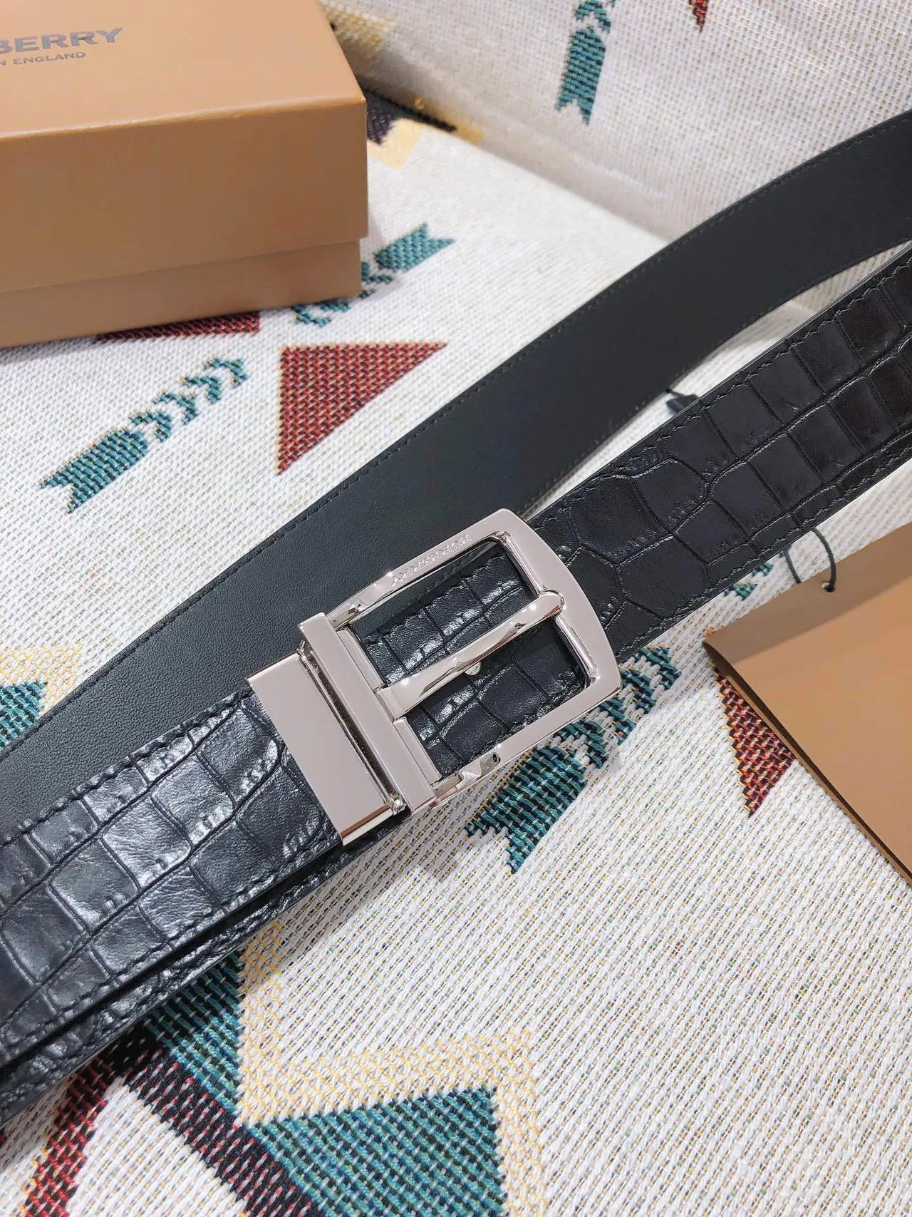 Burberry Knight Ceinture en cuir noir crocodile embossé réversible 8