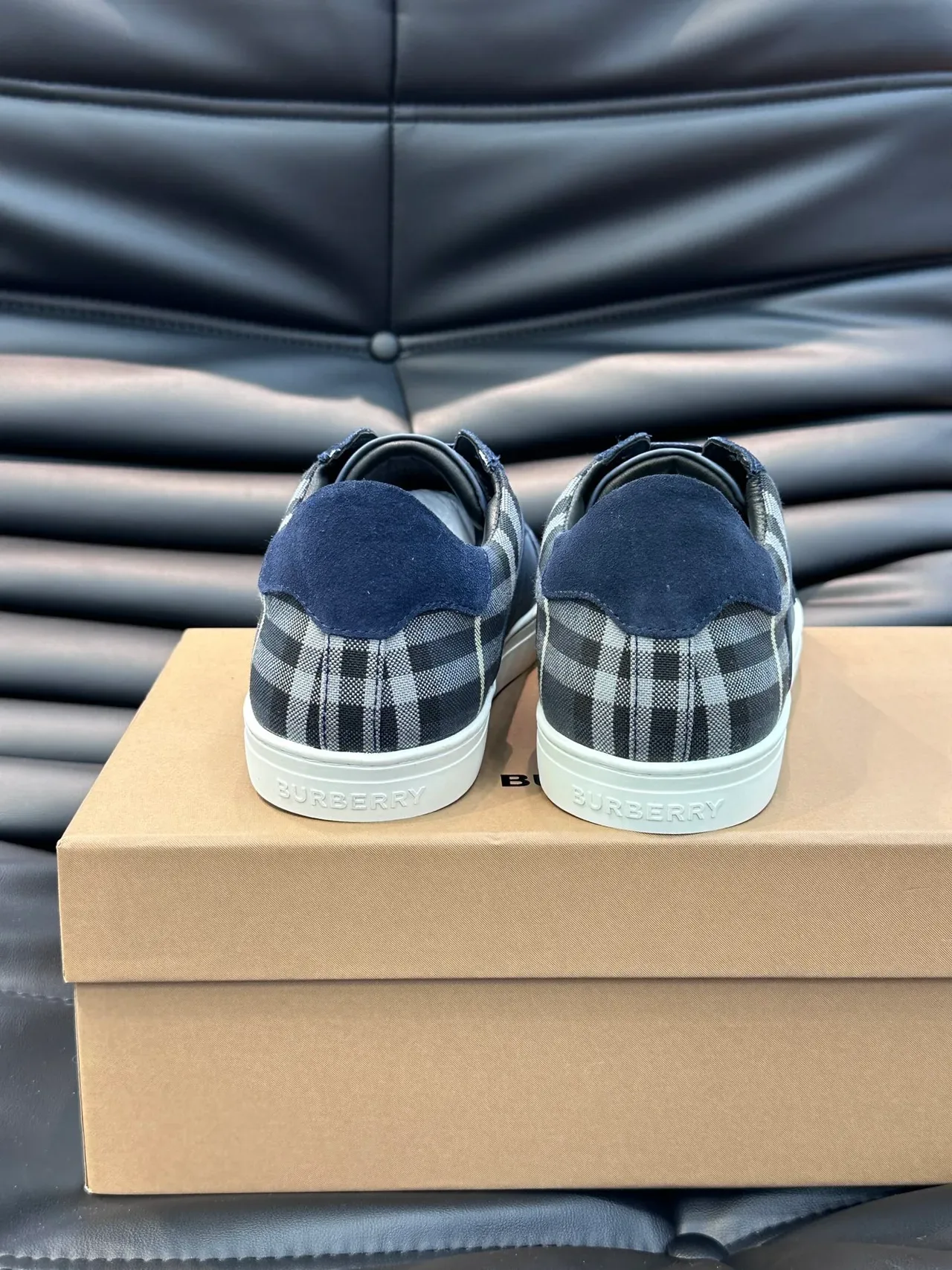 Burberry নেভি সাদা স্যুয়েড এবং লেদার চেক-প্যাটার্ন হিল প্যানেল লাইফস্টাইল স্নিকার্স 4