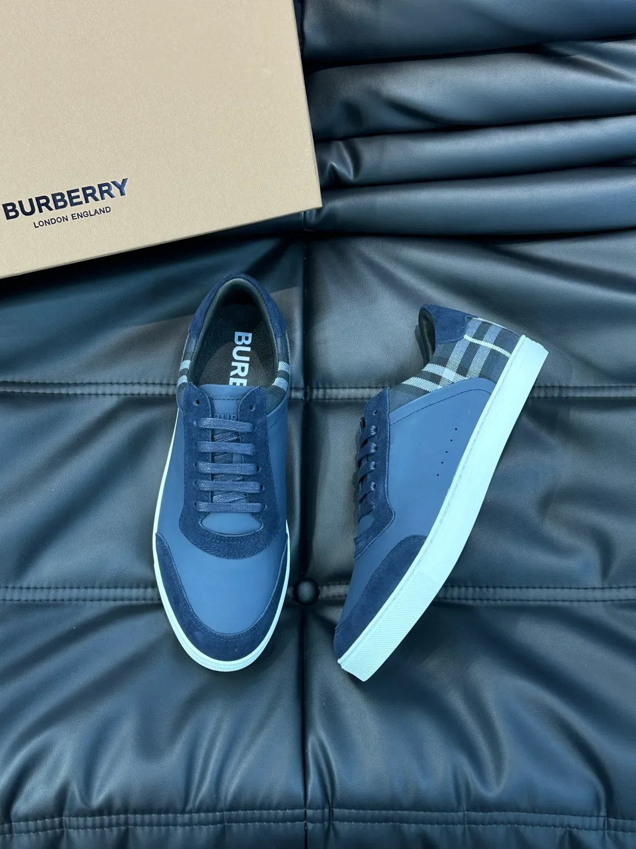 Burberry নেভি সাদা স্যুয়েড এবং লেদার চেক-প্যাটার্ন হিল প্যানেল লাইফস্টাইল স্নিকার্স 5
