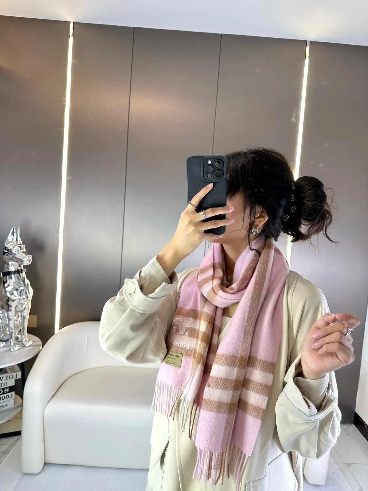 Burberry Écharpe en cachemire à motif carreaux rose et marron avec bords frangés 2