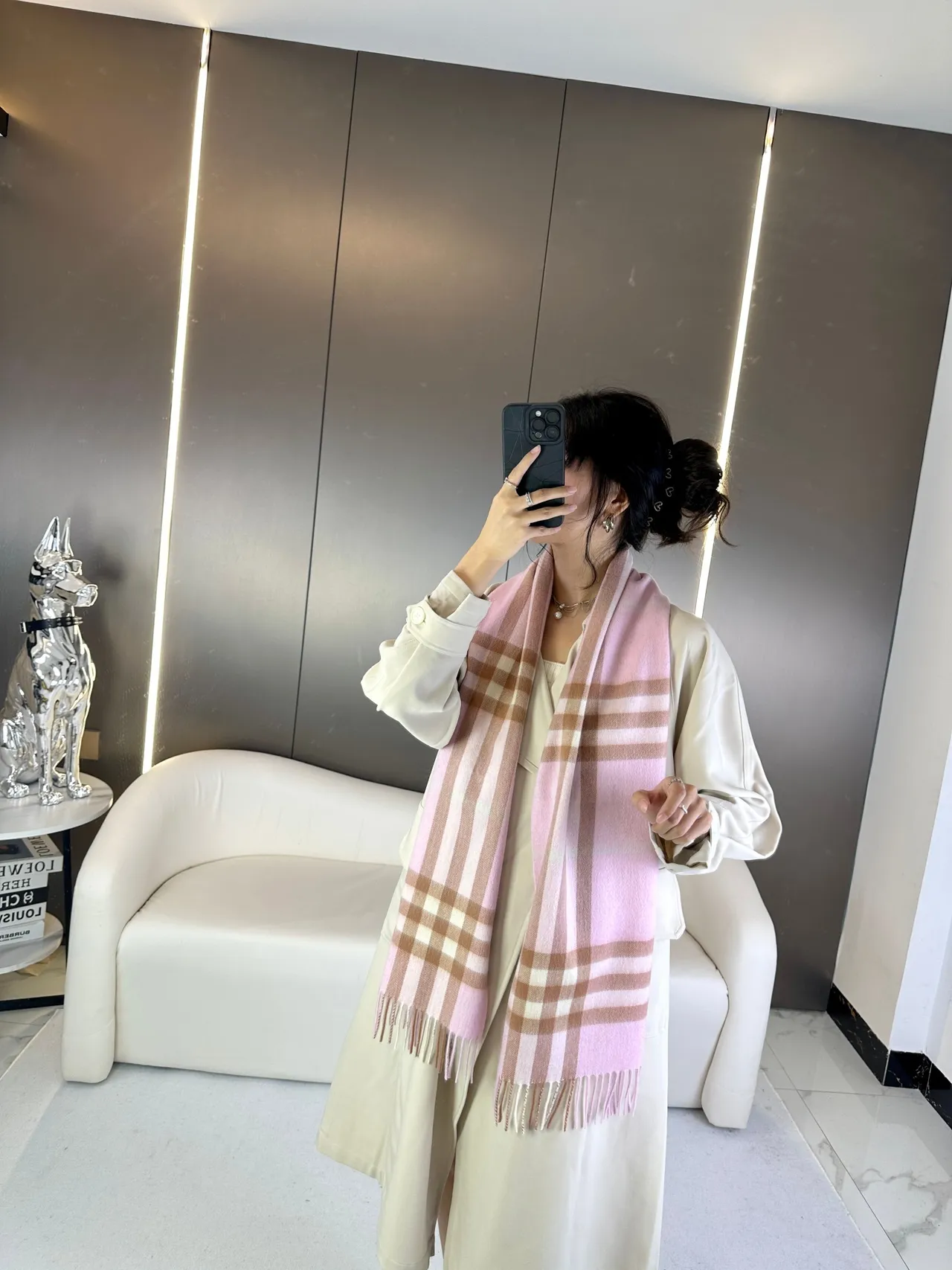 Burberry Écharpe en cachemire à motif carreaux rose et marron avec bords frangés 3