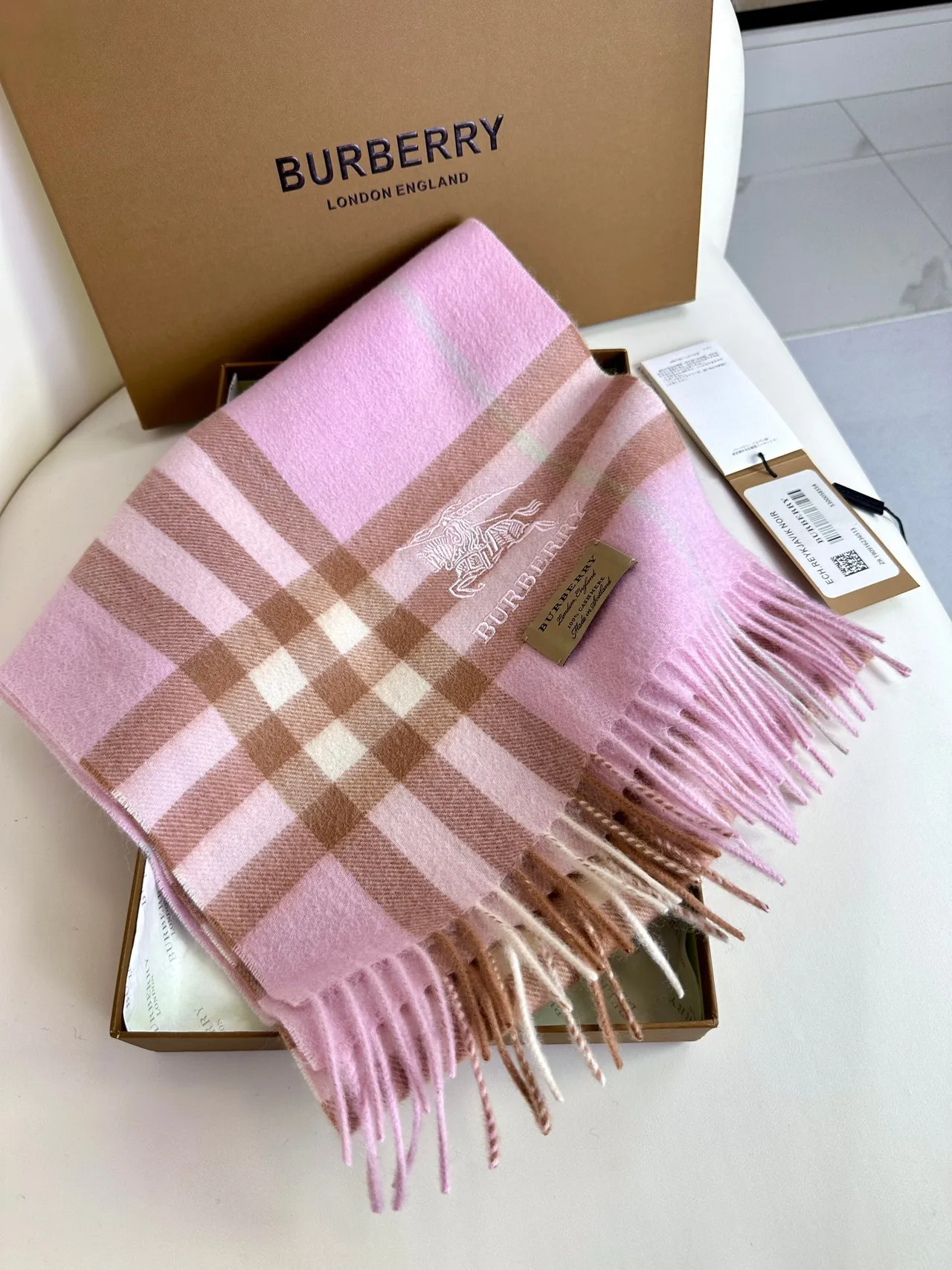 Burberry Écharpe en cachemire à motif carreaux rose et marron avec bords frangés 5