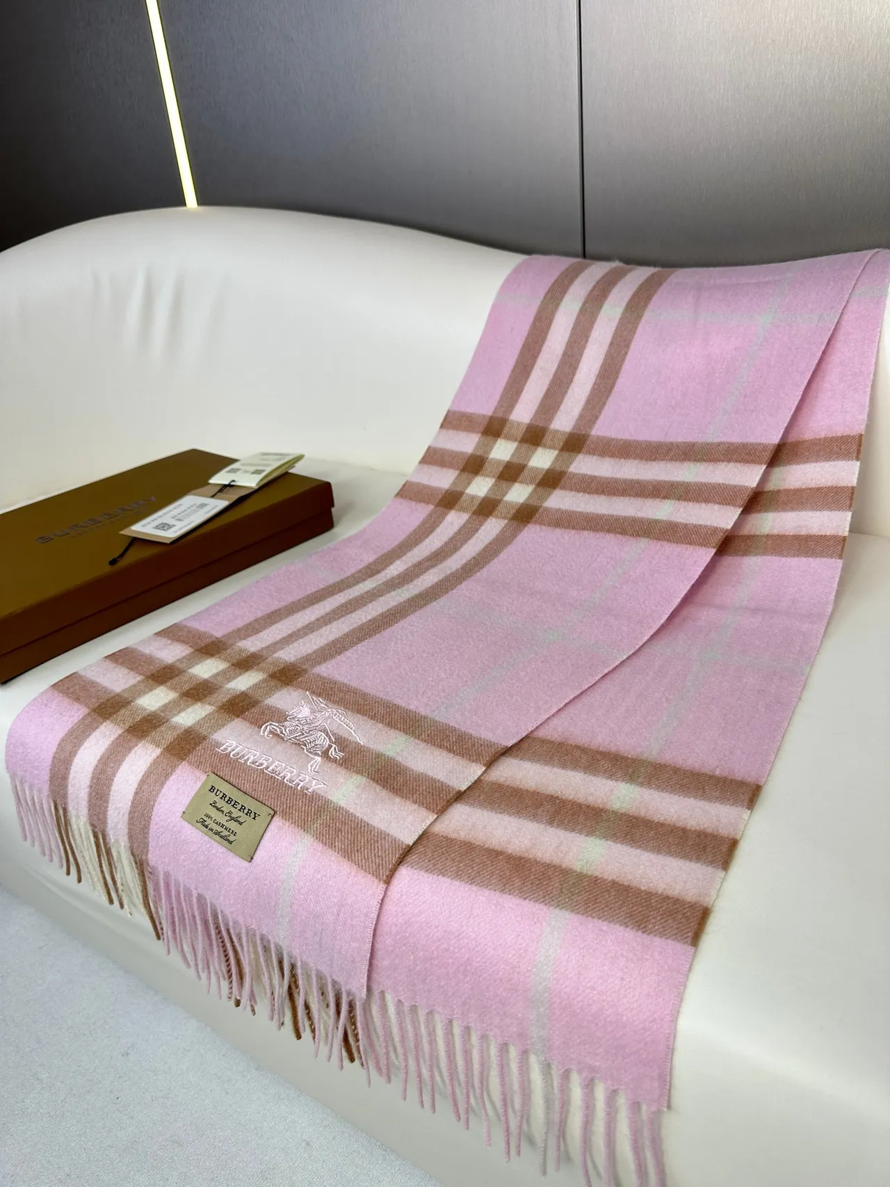 Burberry Écharpe en cachemire à motif carreaux rose et marron avec bords frangés 6