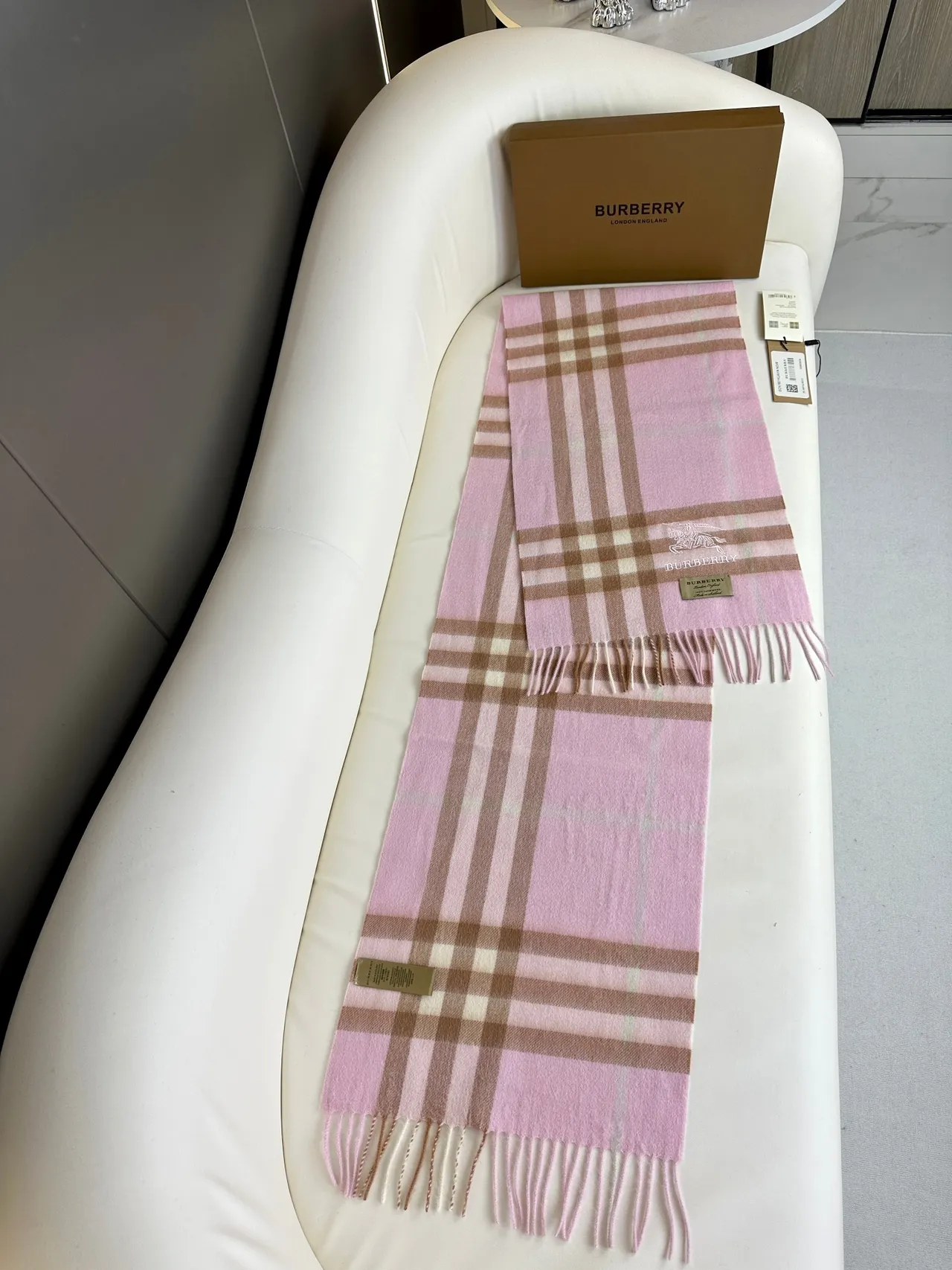 Burberry Écharpe en cachemire à motif carreaux rose et marron avec bords frangés 7
