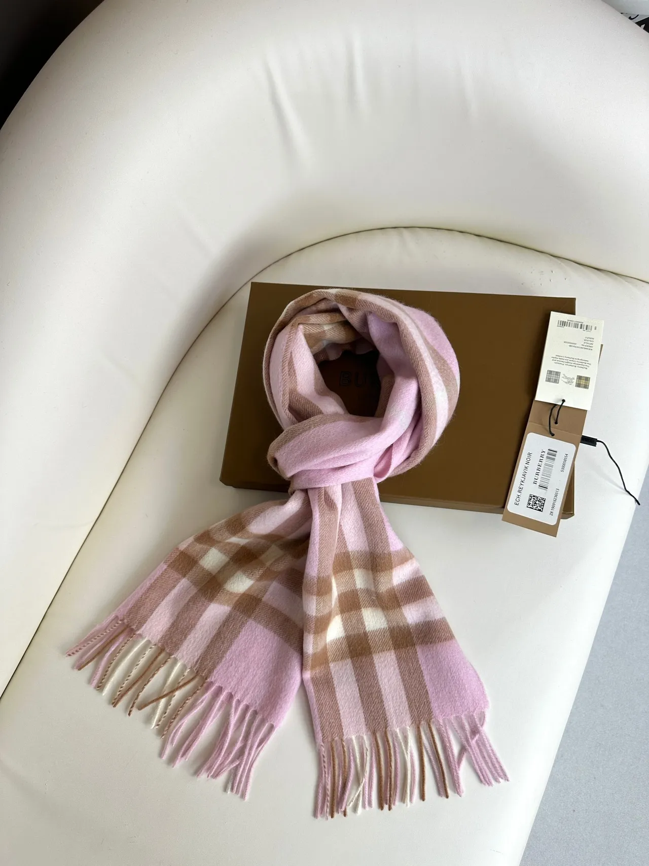 Burberry Écharpe en cachemire à motif carreaux rose et marron avec bords frangés 8