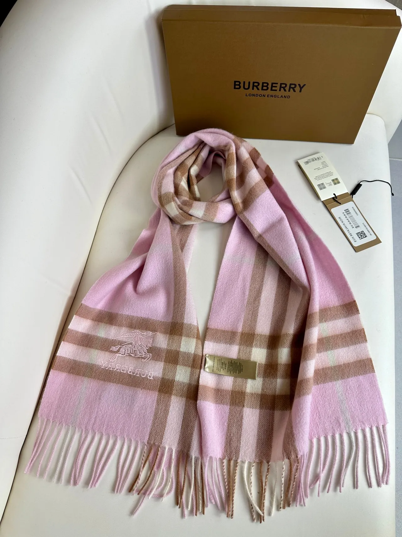 Burberry Écharpe en cachemire à motif carreaux rose et marron avec bords frangés 9