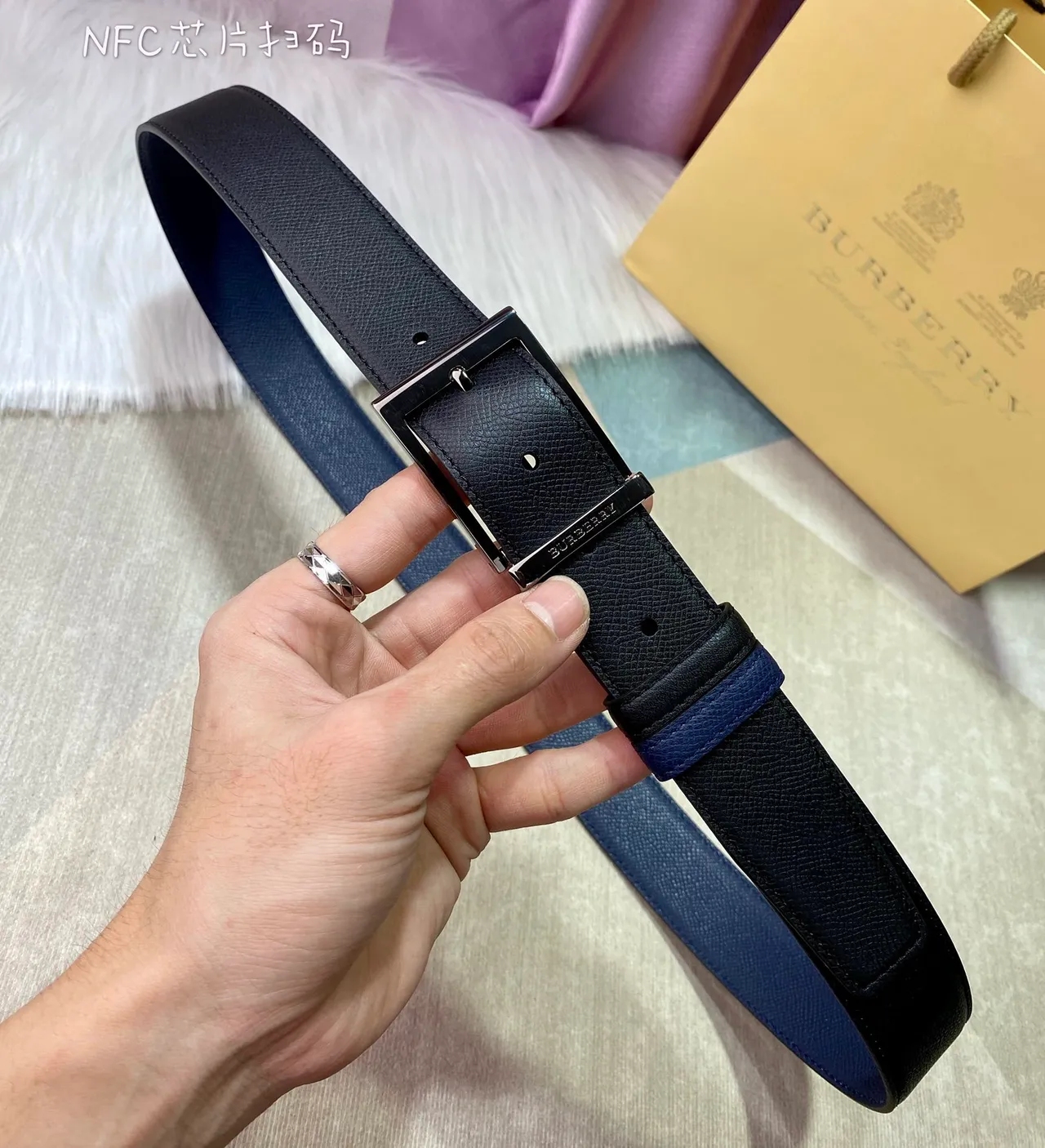 Burberry দ্বিমুখী কালো ও নৌনীল grain লেদার বেল্ট 3