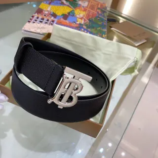 Burberry TB काला दानेदार चमड़ा पट्टी