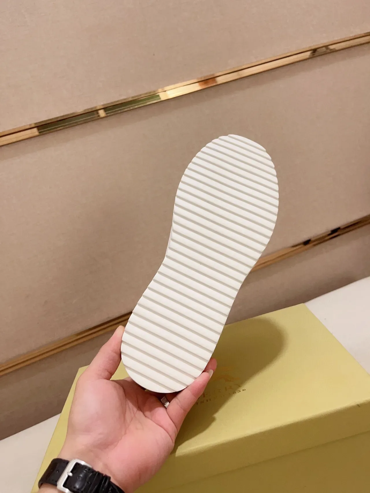 Burberry Blanc Beige Panelé Cuir Et Tissu À Carreaux Supérieur Emblème Chevalier Équestre Doré Lifestyle Sneakers 2