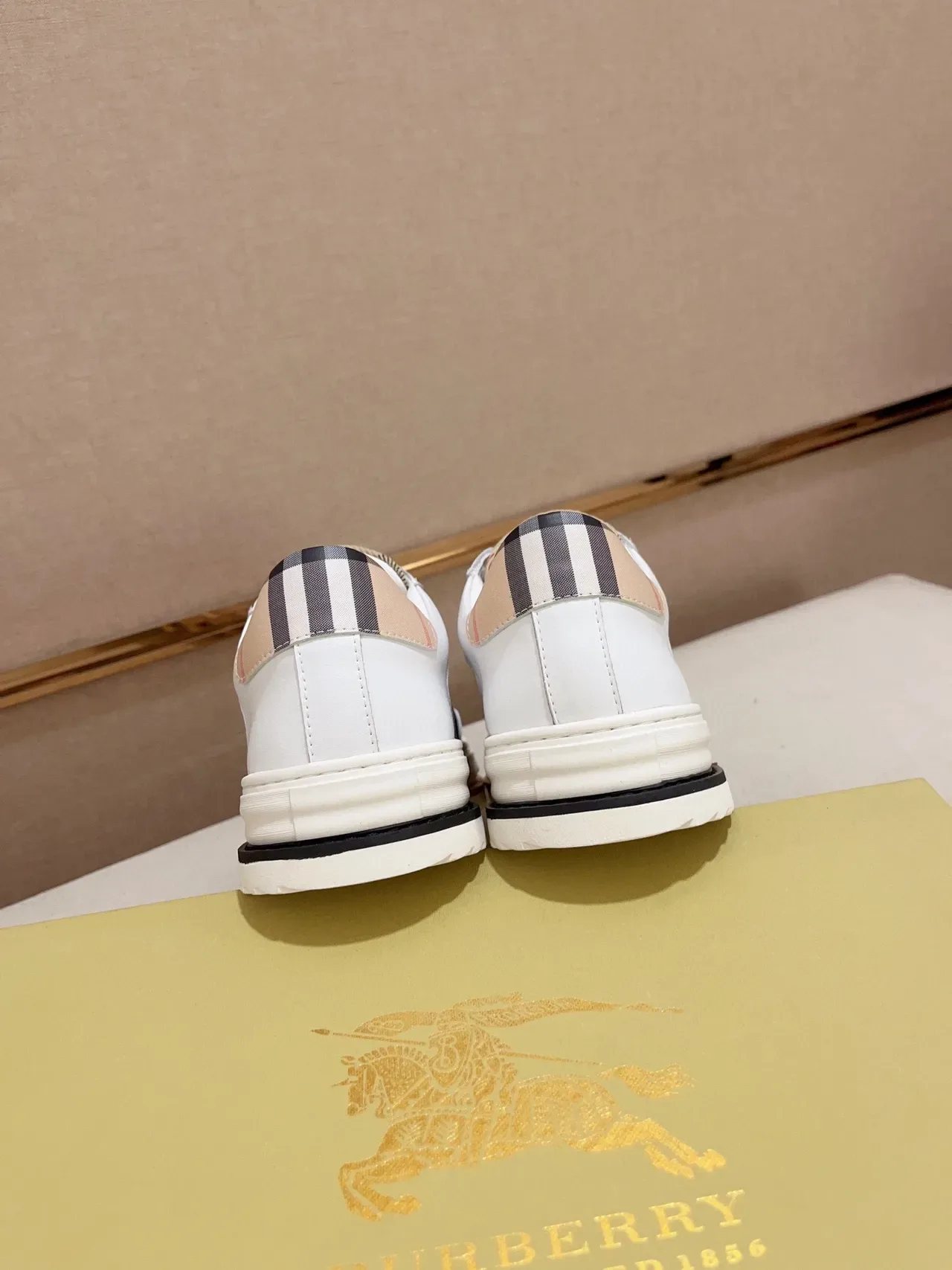 Burberry Blanc Beige Panelé Cuir Et Tissu À Carreaux Supérieur Emblème Chevalier Équestre Doré Lifestyle Sneakers 3
