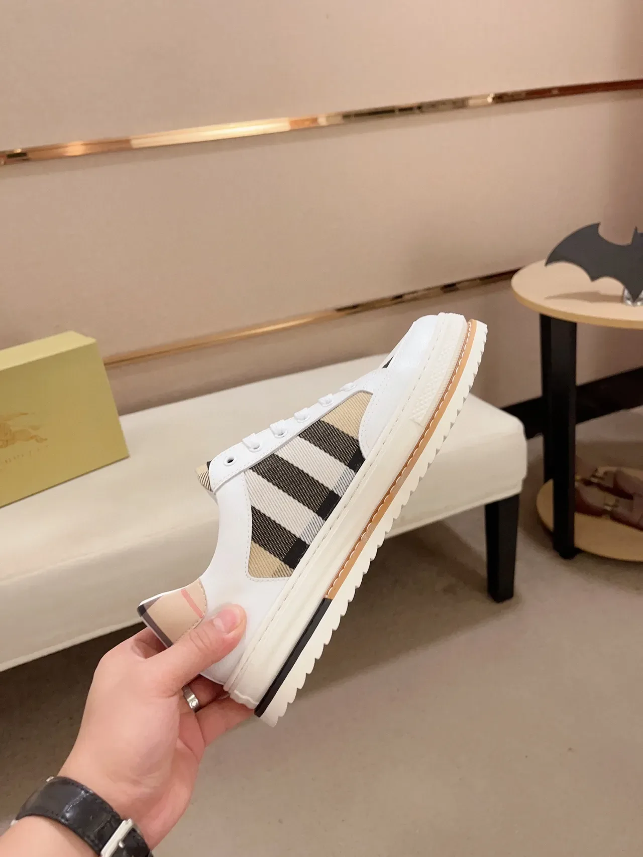 Burberry Blanc Beige Panelé Cuir Et Tissu À Carreaux Supérieur Emblème Chevalier Équestre Doré Lifestyle Sneakers 4