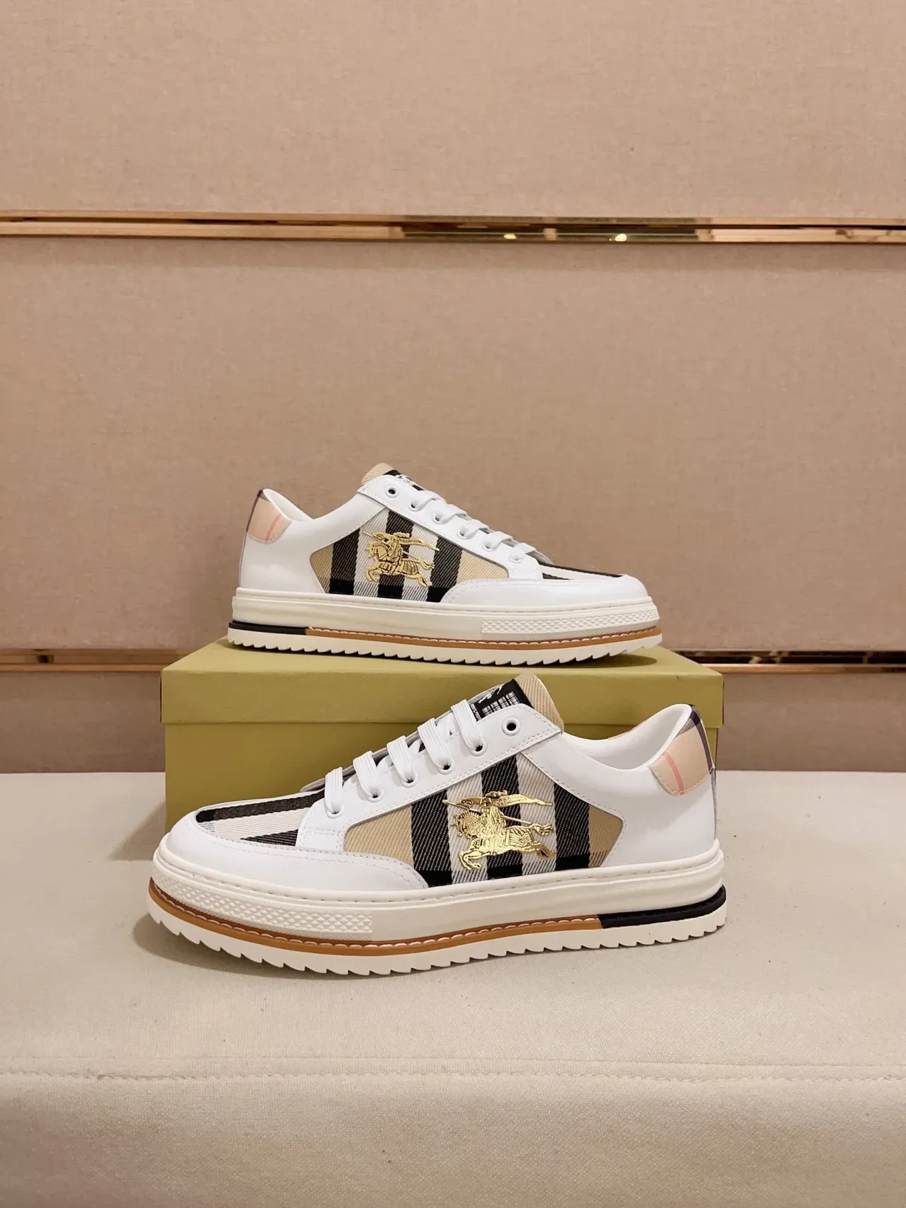 Burberry Blanc Beige Panelé Cuir Et Tissu À Carreaux Supérieur Emblème Chevalier Équestre Doré Lifestyle Sneakers 5