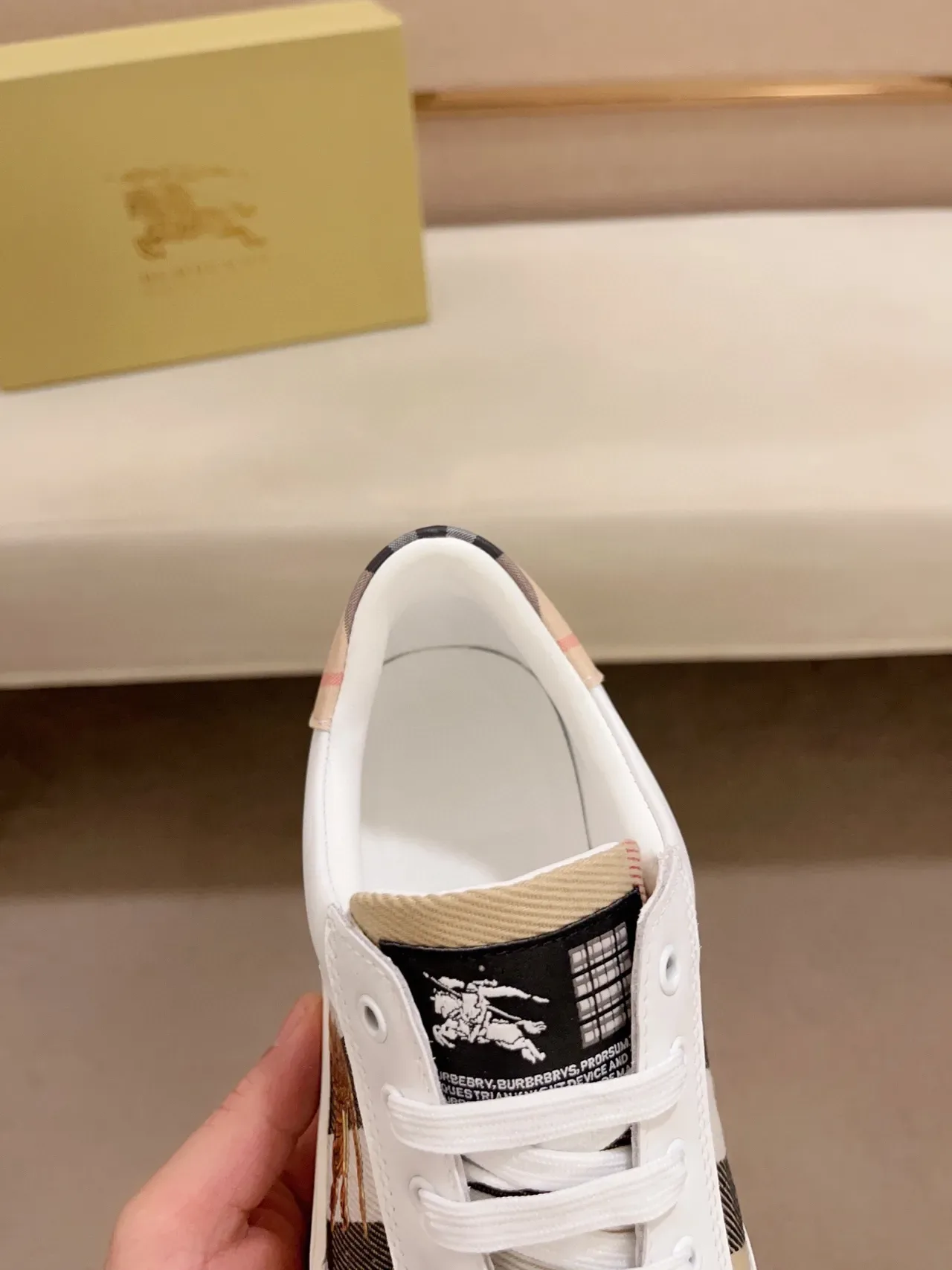 Burberry Blanc Beige Panelé Cuir Et Tissu À Carreaux Supérieur Emblème Chevalier Équestre Doré Lifestyle Sneakers 6