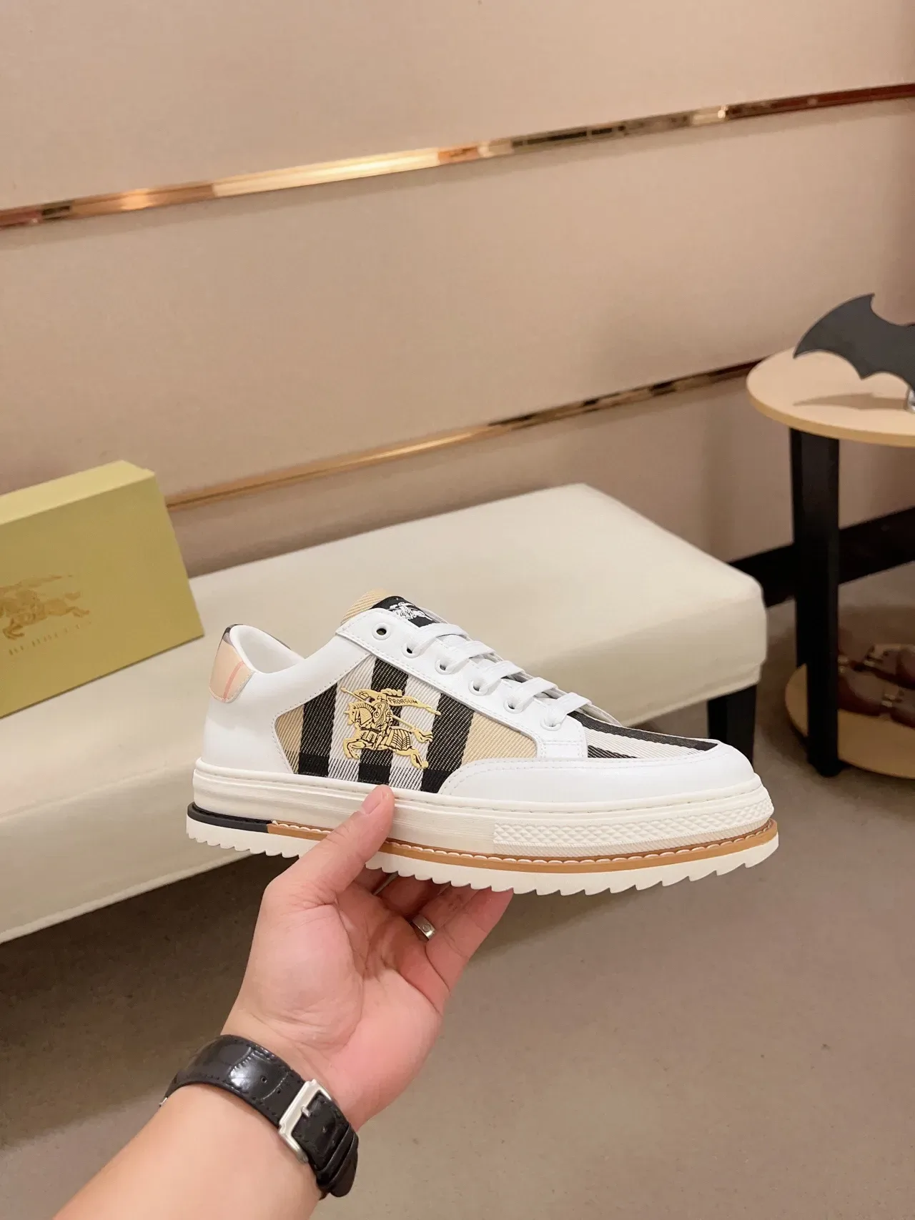 Burberry Blanc Beige Panelé Cuir Et Tissu À Carreaux Supérieur Emblème Chevalier Équestre Doré Lifestyle Sneakers 7