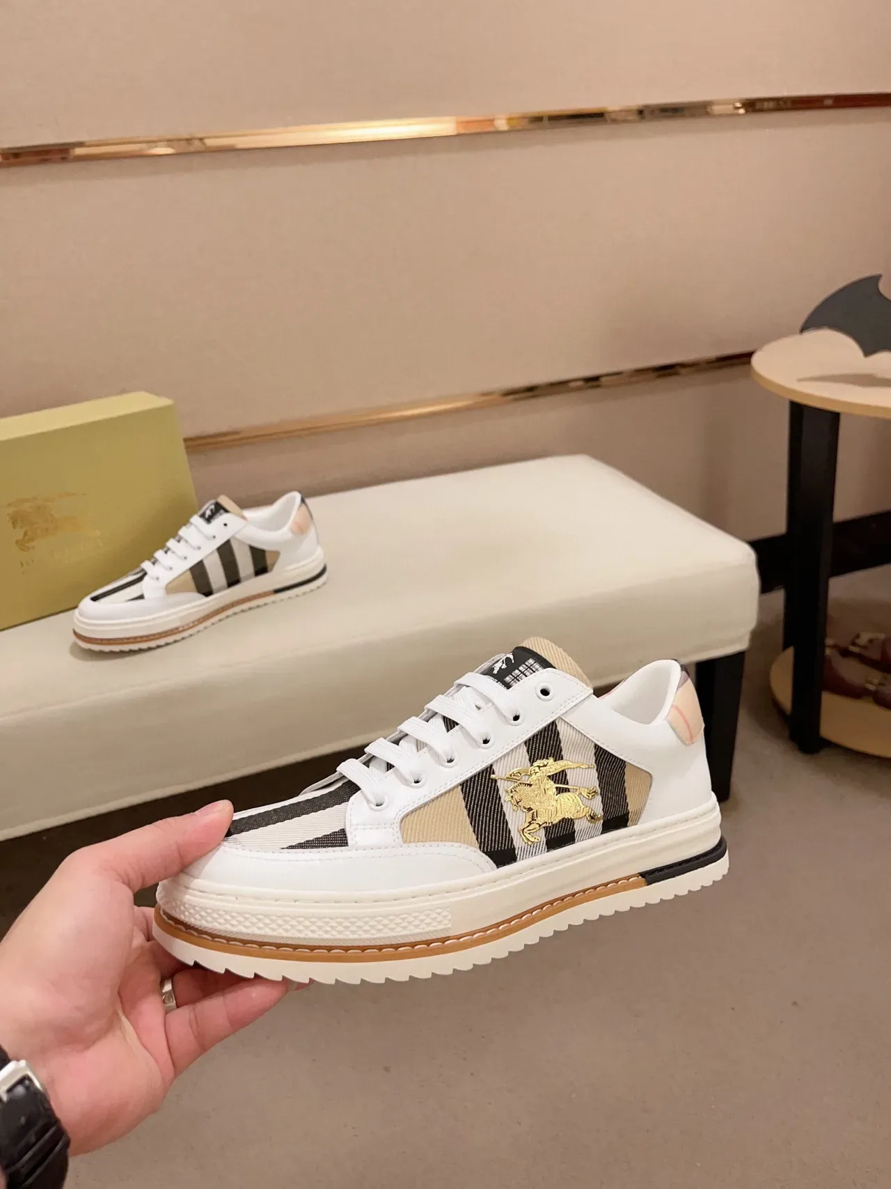 Burberry Blanc Beige Panelé Cuir Et Tissu À Carreaux Supérieur Emblème Chevalier Équestre Doré Lifestyle Sneakers 8