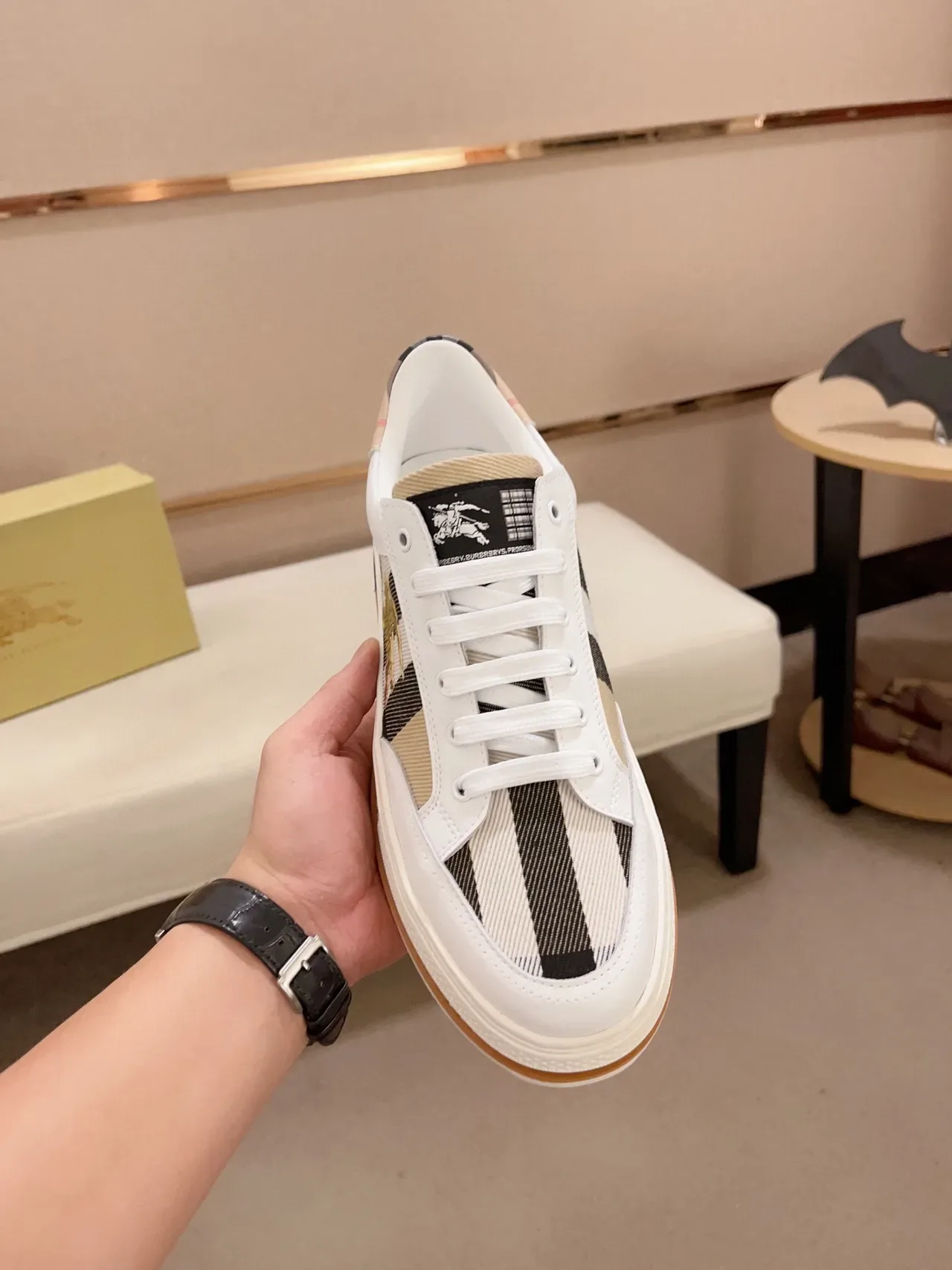 Burberry Blanc Beige Panelé Cuir Et Tissu À Carreaux Supérieur Emblème Chevalier Équestre Doré Lifestyle Sneakers 9