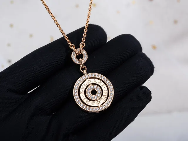 Bvlgari B.zero1 باڤيه مركزي ذهب وردي قلادة 5