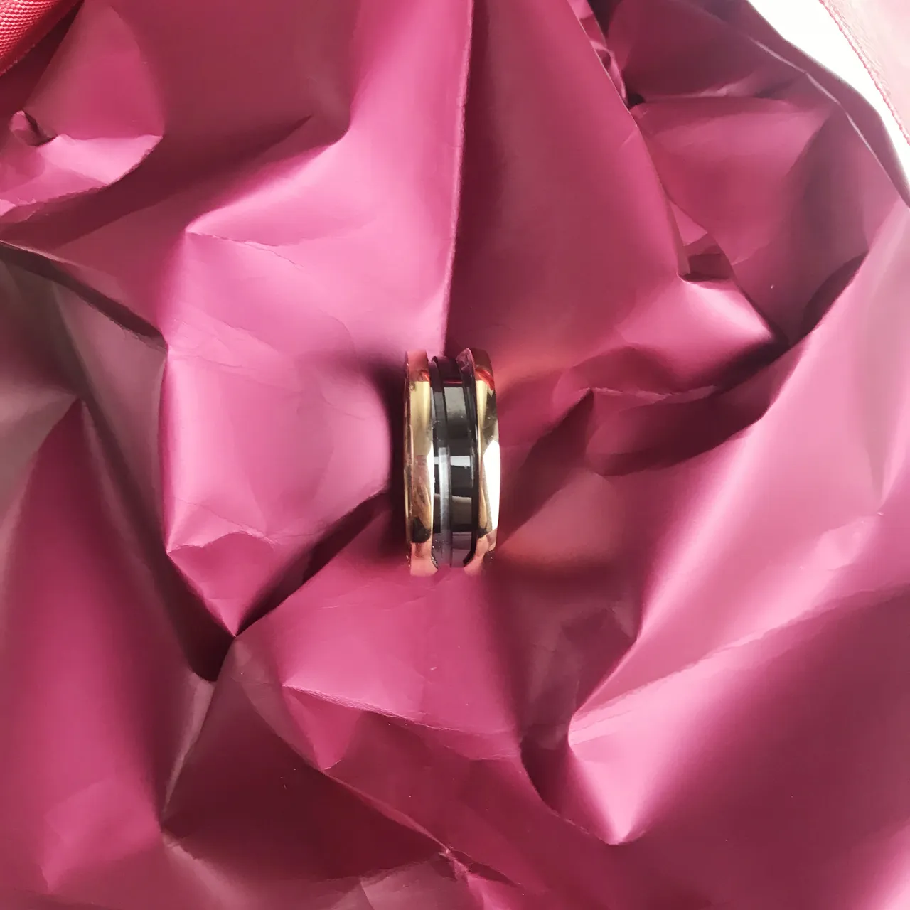 Bvlgari B.zero1 خاتم ذهبي وردي منحوت Logo 5