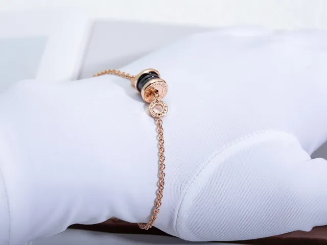 Bvlgari B.zero1 Bracelet or rose et céramique blanche 9