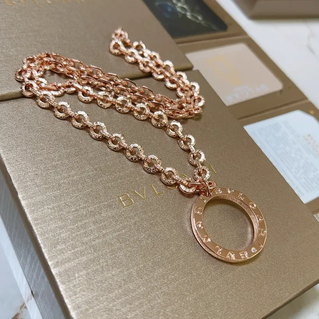 Bvlgari B.zero1 Collier pendentif circulaire en or rose diamanté 4