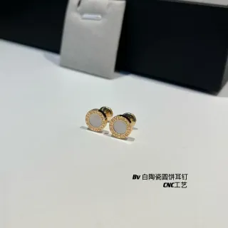 Bvlgari B.zero1 गोल सफेद सिरेमिक और गोल्ड टोन स्टड ईयररिंग्स