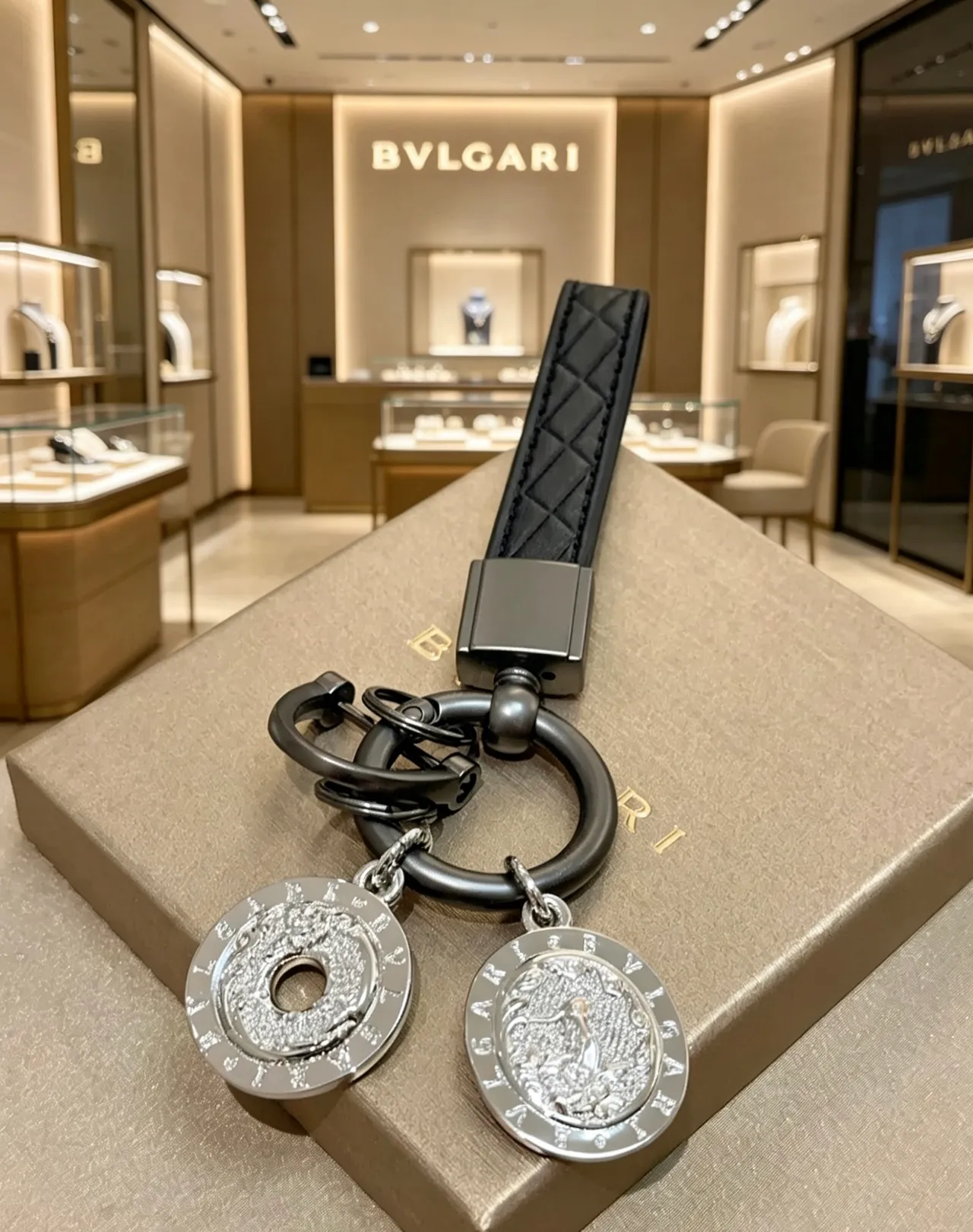 Bvlgari سوار أسود فضي حزام جلد مطبق باڤيه أقراص كريستال 4