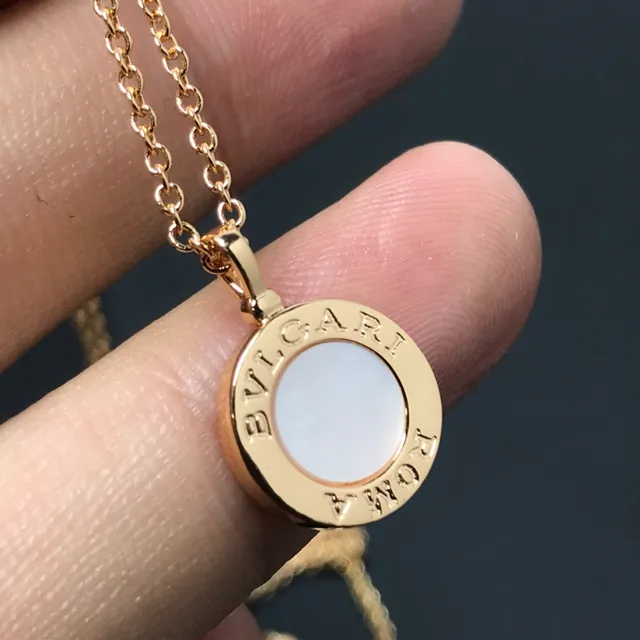 Bvlgari Colar Estilo Moeda Pavé Dourado 4