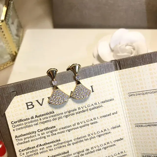 Bvlgari Diva's Dream Collier pendentif en forme d'éventail or argent pavé de cristaux 6