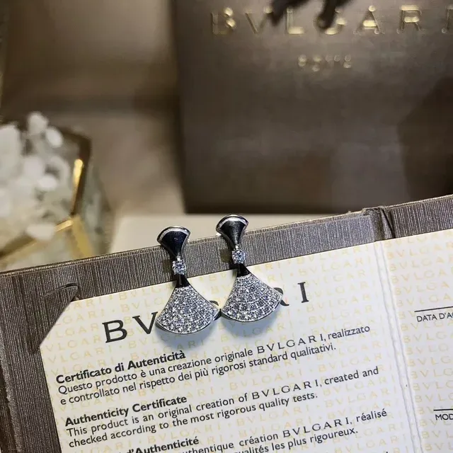 Bvlgari Diva's Dream Collier pendentif en forme d'éventail or argent pavé de cristaux 8