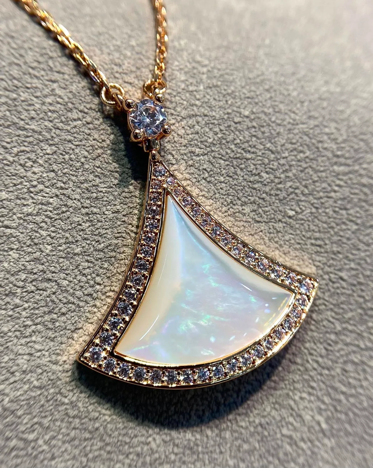 Bvlgari Divas'Dream Pendentif en forme d'éventail en nacre de perle et diamant 4
