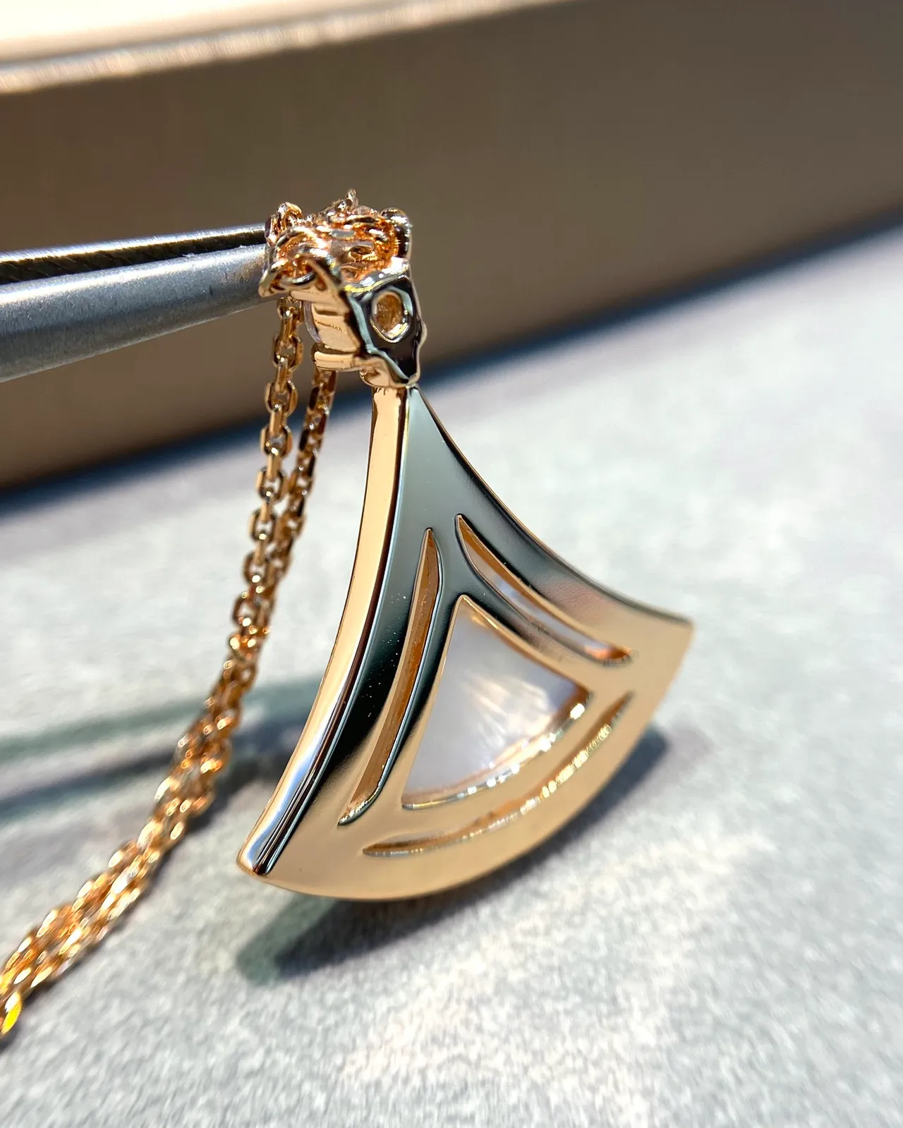 Bvlgari Divas'Dream Pendentif en forme d'éventail en nacre de perle et diamant 5