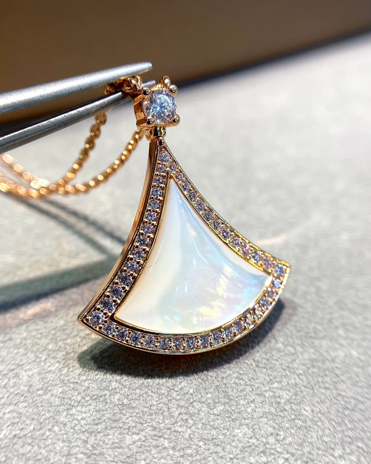 Bvlgari Divas'Dream Pendentif en forme d'éventail en nacre de perle et diamant 6