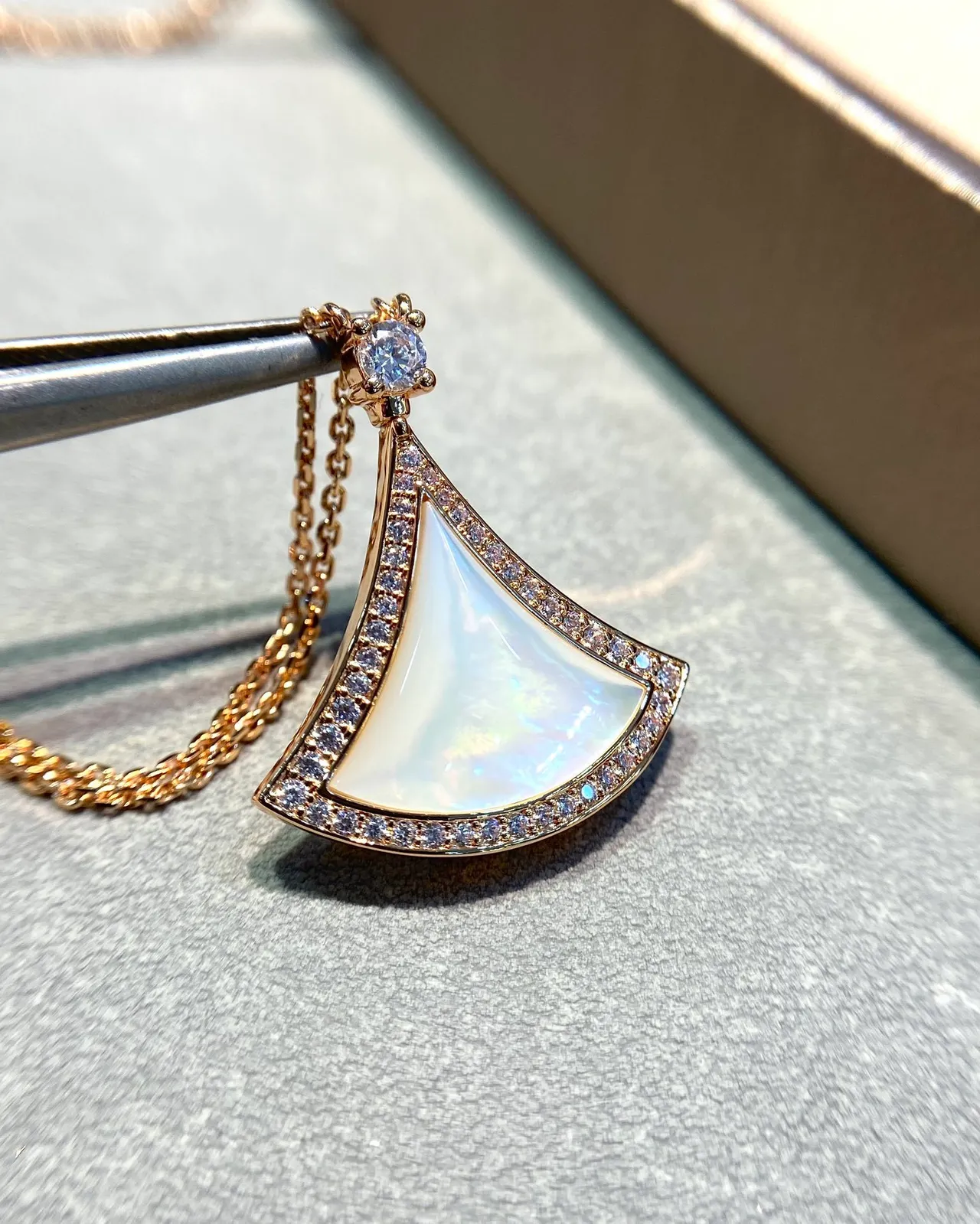 Bvlgari Divas'Dream Pendentif en forme d'éventail en nacre de perle et diamant 7