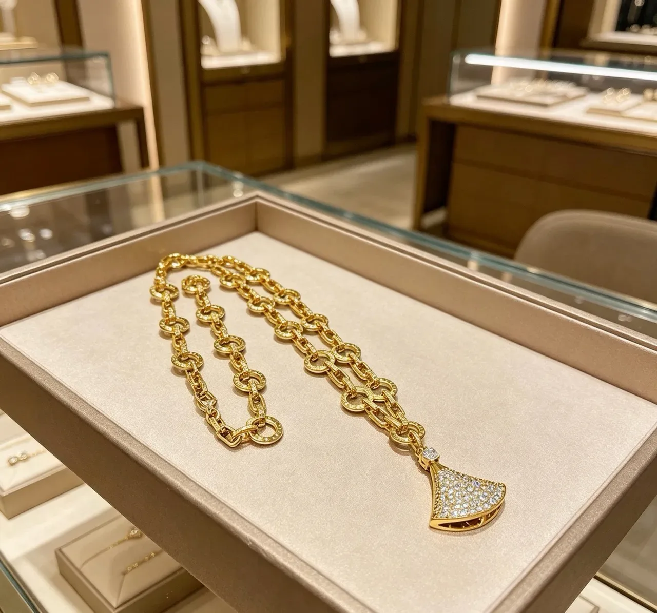 Bvlgari Divas’ Dream قلادة ذهبية Pavé مروحة 3