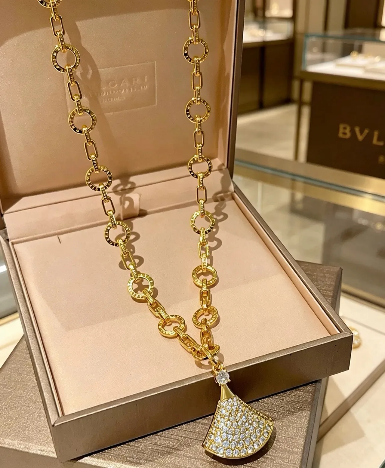 Bvlgari Divas’ Dream قلادة ذهبية Pavé مروحة 4