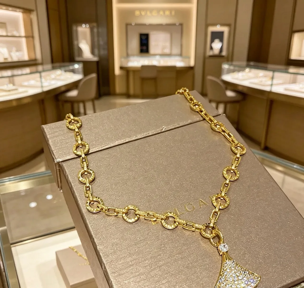 Bvlgari Divas’ Dream قلادة ذهبية Pavé مروحة 6