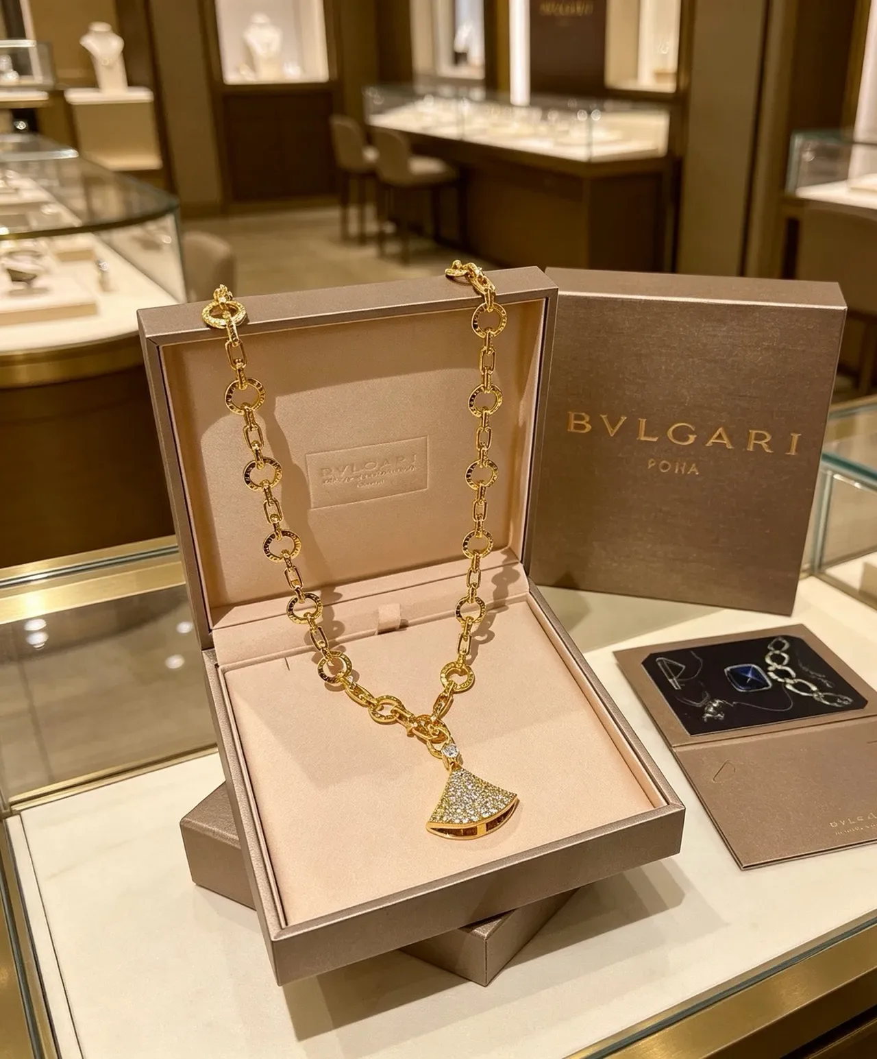 Bvlgari Divas’ Dream قلادة ذهبية Pavé مروحة 7